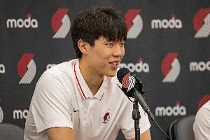 杨瀚森:我觉得我的英语每天都在进步 但有时还是会说中式英语