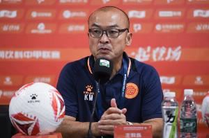 阿萨莫阿被推撞到广告牌!前田浩二怒批:重庆这么想赢?不丢人吗