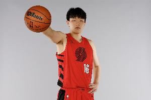 媒体人:姚明当年被老马晃倒后奋发图强 以小杨球商也能提升自己