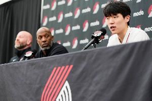 主持人:杨瀚森被选时我不认识 主帅调侃:世界上其他人也不认识