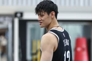媒体人:曾凡博上一场打了十分钟是超预期 今晚未出场是意料之外